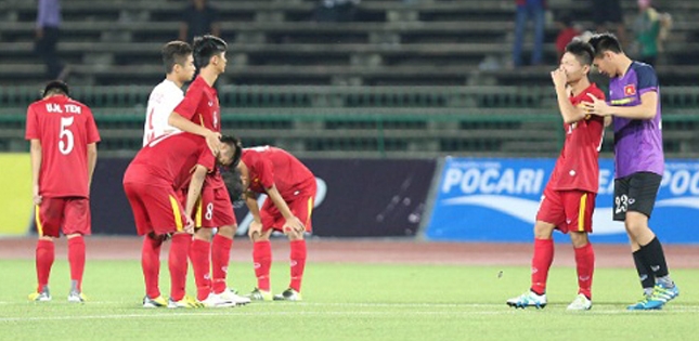 Tuấn Anh động viên U16 Việt Nam đứng dậy để tiếp tục chiến đấu