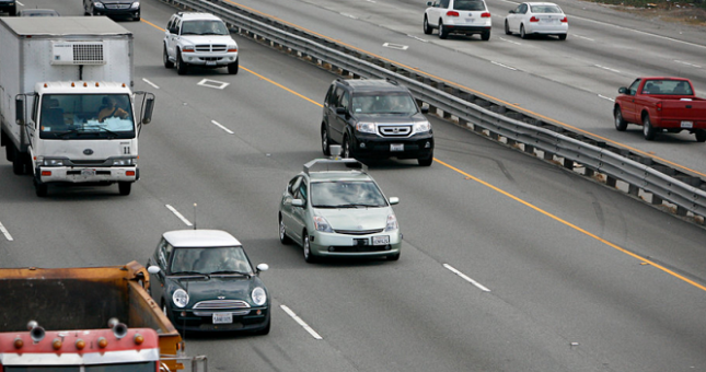 Rẽ, chuyển làn không xi-nhan phương tiện bị phạt bao nhiêu?