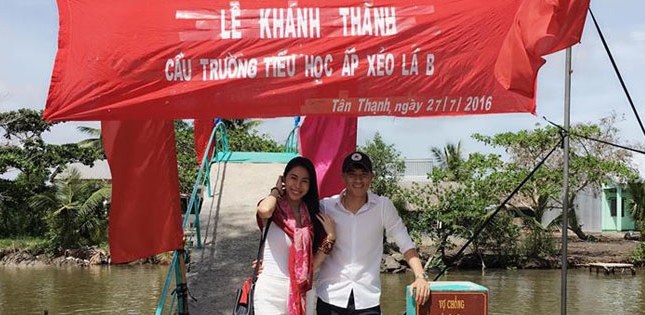 Công Vinh, Thủy Tiên xây cầu giúp trẻ em nghèo đi học