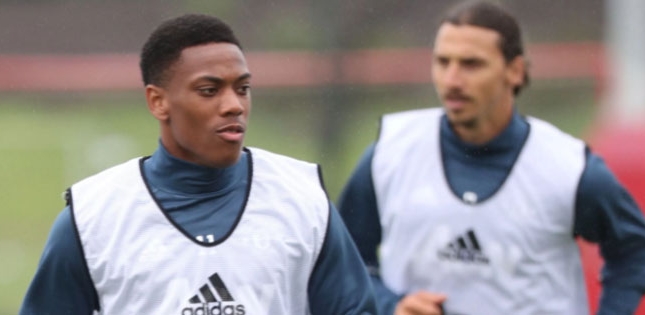 Ibra hào hứng, Martial hờ hững trong buổi tập đầu ở MU