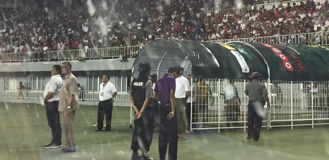 Trận Việt Nam - Myanmar suýt vỡ vì CĐV tấn công trọng tài