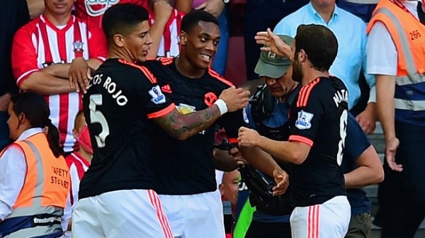 Man Utd đại hạ giá Marcos Rojo