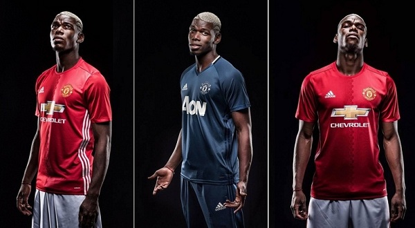 Pogba chụp ảnh cực chất trong màu áo M.U