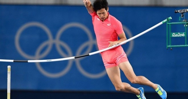 VIDEO: VĐV Nhật Bản làm rơi xà vì tai nạn hy hữu - Olympic Rio 2016