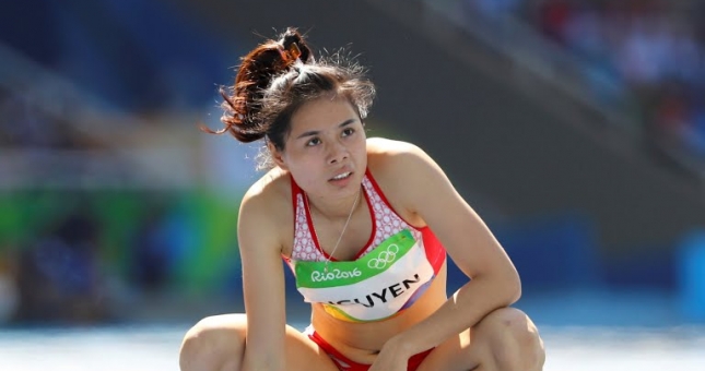 VIDEO: Nguyễn Thị Huyền về áp chót vòng loại 400m vượt rào nữ