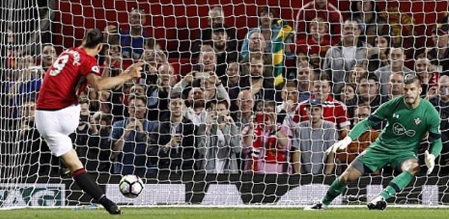 Vì sao Ibrahimovic đá phạt đền chứ không phải Rooney?