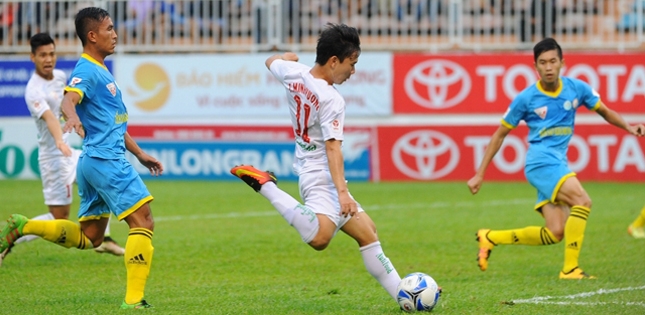 HAGL đặt 1 chân tới đích trụ hạng