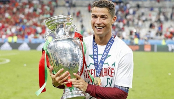 C.Ronaldo lựa chọn cầu thủ xuất sắc nhất châu Âu