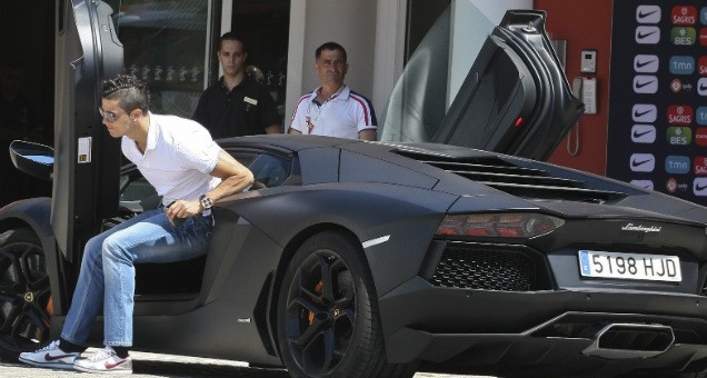 Video - 10 xế khủng trong gara của CR.7