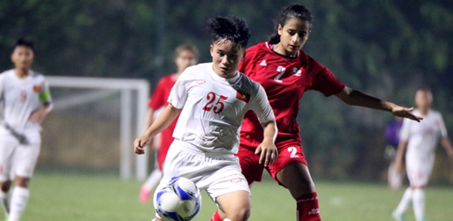 U16 nữ Việt Nam tặng một rổ bóng cho U16 nữ Palestine