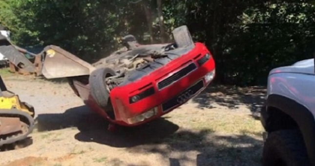 Phát hiện con gái hẹn hò với bạn trai trong xe - Audi A4 bị ông bố nghiền nát