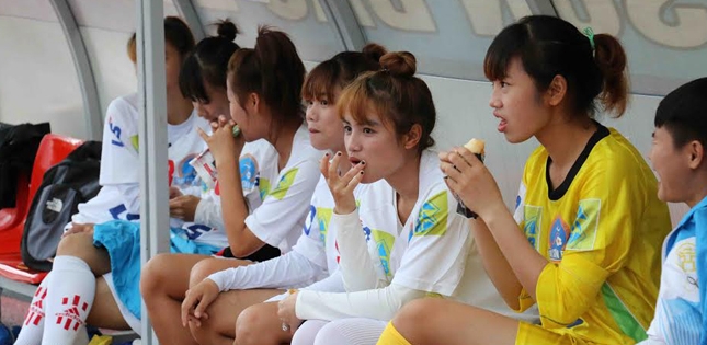 Cầu thủ nữ ăn bánh mì, tát nước để thi đấu tại giải VĐQG