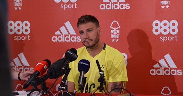 Nicklas Bendtner chính thức trở lại Anh