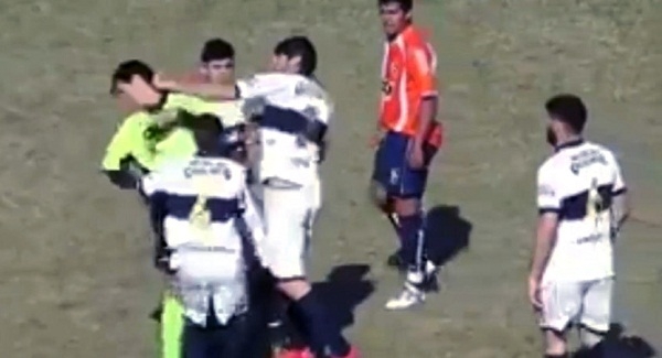 Sốc: Cầu thủ đấm tới tấp vào mặt trọng tài