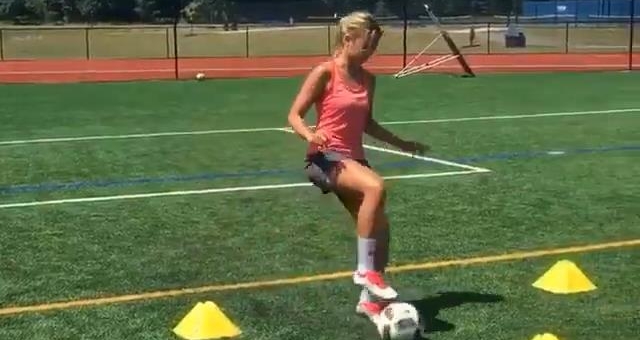 VIDEO: Nữ cầu thủ đá phạt như Beckham và ghi bàn đỉnh như Suarez