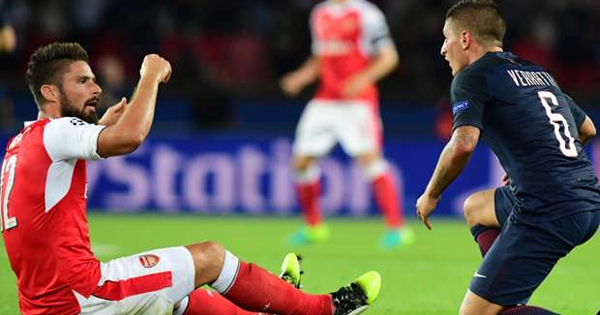 Giroud nổi khùng với Verratti vì 2 chiếc thẻ đỏ