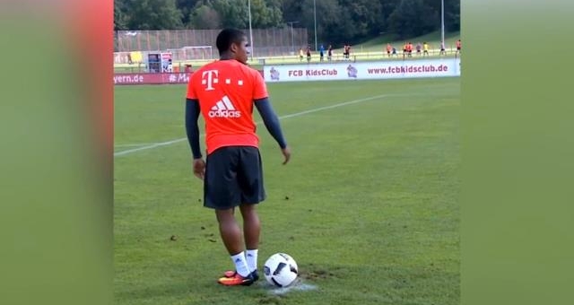 VIDEO: Phong cách đá pen cực ảo của sao Bayern