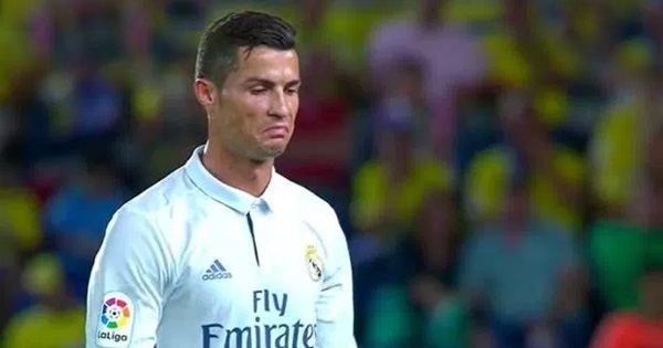 HLV Zidane giải thích lý do rút Ronaldo khỏi sân