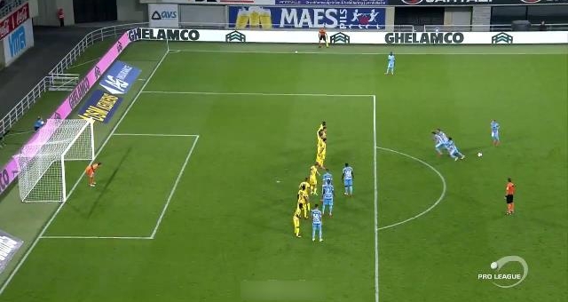 VIDEO: Pha dàn xếp đá phạt đẹp mắt như trong truyện tranh