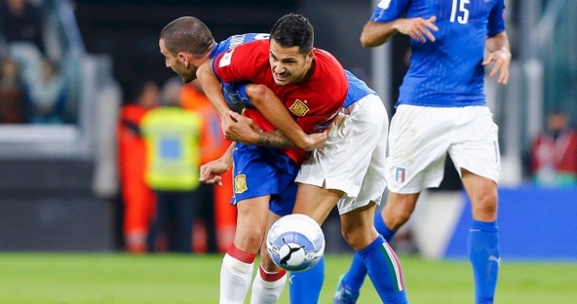 Hàng thủ mắc lỗi, Tây Ban Nha chấp nhận cưa điểm với Italia