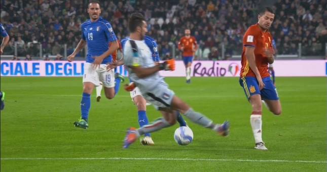 VIDEO: Sai lầm phá bóng hụt hiếm thấy của Buffon trước Tây Ban Nha