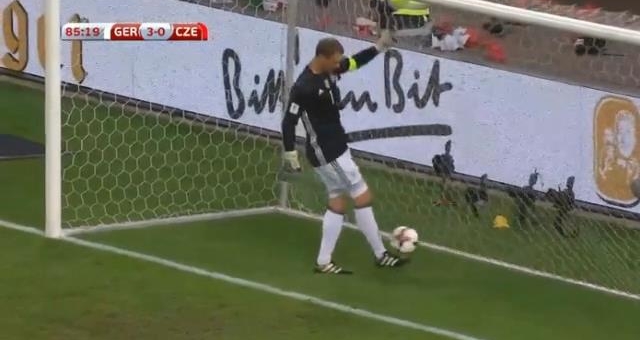 VIDEO: Thủ thành Manuel Neuer tự sút bóng trúng... mặt