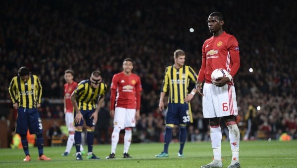 VIDEO: Pogba tái hiện phong cách đá pen siêu dị trước Fenebahce