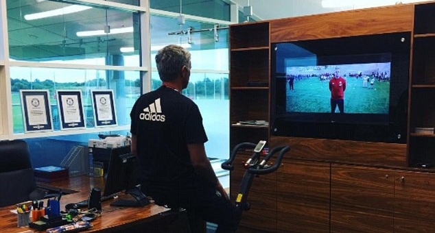 Tin bóng đá Anh 25/10: Mourinho ‘học đòi’ Sir Alex, Tương lai của Wenger chưa rõ ràng