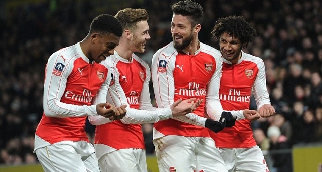 Tin bóng đá Anh 1/11: Giroud quyết 'hất cẳng' Sanchez, Lý giải vụ Mourinho bị đuổi lên khán đài