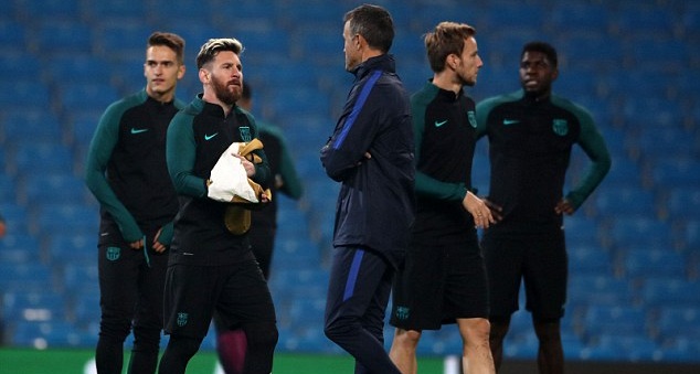 Quên đồ, sao Barca lỡ hẹn trận cầu với Man City