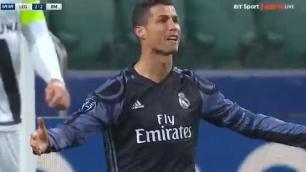 VIDEO: Đường chuyền không cần nhìn siêu hài của Ronaldo