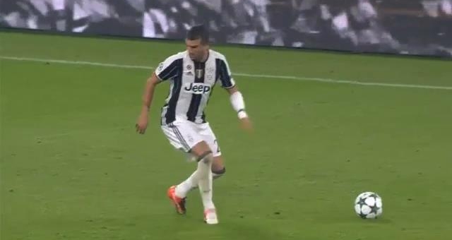 VIDEO: Pha lừa bóng ảo diệu của sao Juve