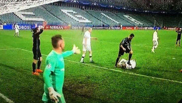 Video sự thật vụ Ronaldo giẫm lên người đối thủ