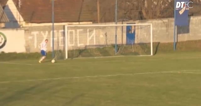 VIDEO: Pha bỏ lỡ vào hàng lịch sử bóng đá thế giới