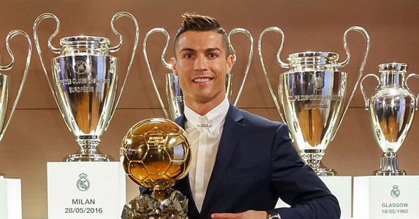 Ronaldo chính thức nhận Quả bóng vàng 2016