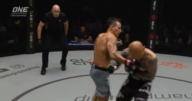 Thành Lê tung đấm móc uy lực khiến đối thủ Nhật nằm 'bẹp dí' 