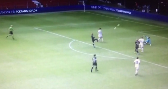 Trợ lý HLV vào sân bất đắc dĩ, lập luôn siêu phẩm để đời