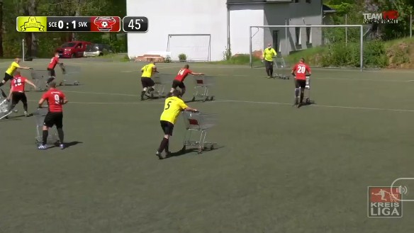 ĐỘC LẠ: Đội bóng Đức vừa đẩy xe siêu thị vừa đá bóng