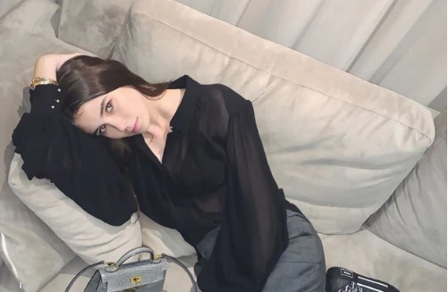 Ngắm nhan sắc 'bông hồng' Romania kiêm 'bà trùm' bóng đá