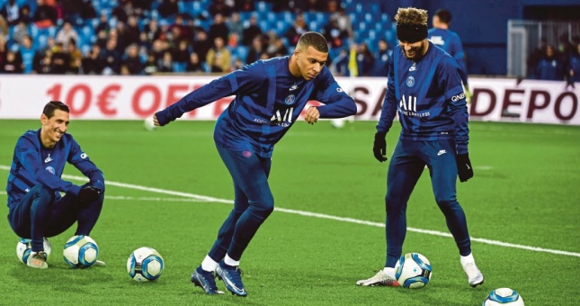 VIDEO: Di Maria 'làm xiếc' trên sân tập PSG