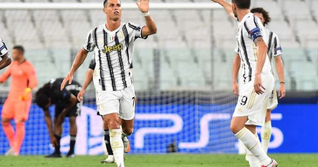 Trọng tài gây tranh cãi vì cho Ronaldo và Depay đá penalty