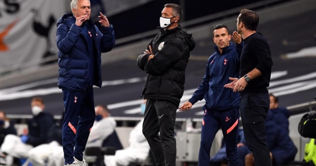 HY HỮU: Mourinho đích thân vào nhà WC gọi học trò ra sân