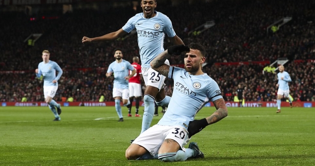 VIDEO: Người thừa Man City vô-lê tung lưới MU