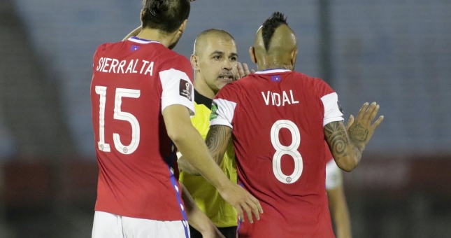 VIDEO: Pha bóng chạm tay gây tranh cãi trong ngày Chile thua đau Uruguay