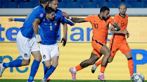 Bất phân thắng bại, Hà Lan và Ý để Ba Lan đánh chiếm ngôi đầu