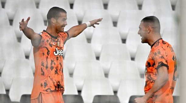 CHÙM ẢNH: Ronaldo rạng rỡ trở lại sau khi đánh bại COVID-19