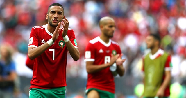 VIDEO: Phù thủy Ziyech sút phạt cực dị đánh lừa cả hàng thủ đối phương