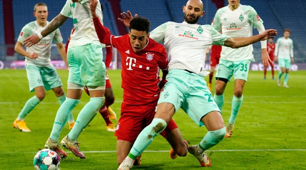 Neuer tỏa sáng, Bayern Munich thoát thua trên sân nhà