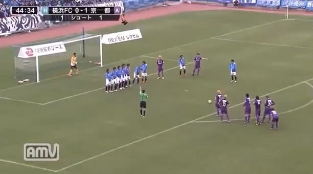 VIDEO: Pha dàn xếp đá phạt hách não và cái kết mỹ mãn