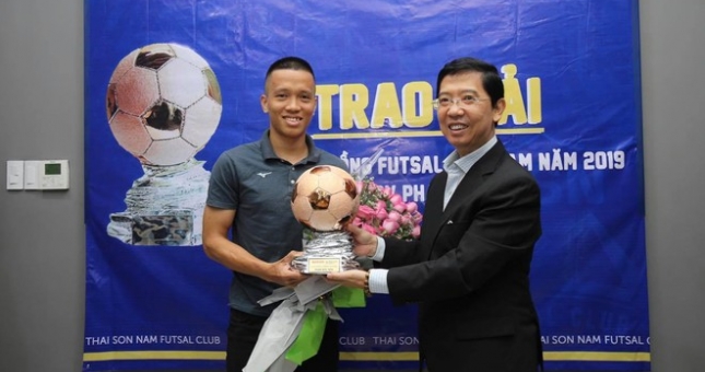 Tuyển thủ quốc gia Việt Nam nhận Quả bóng đồng muộn